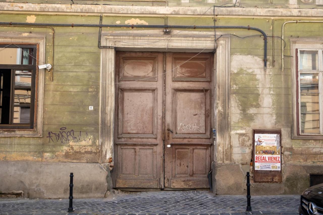 The Bear'S Den In Old City Centre Брашов Экстерьер фото